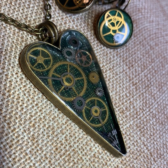 Real vintage Watch gears Heart Necklace - Picture 3 of 9